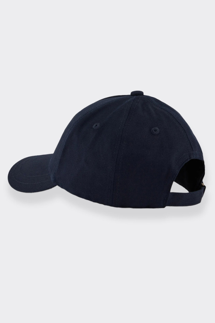 cappello Armani Exchange da uomo in cotone modello baseball con visiera rigida. Fibietta posteriore regolabile con incisione ini