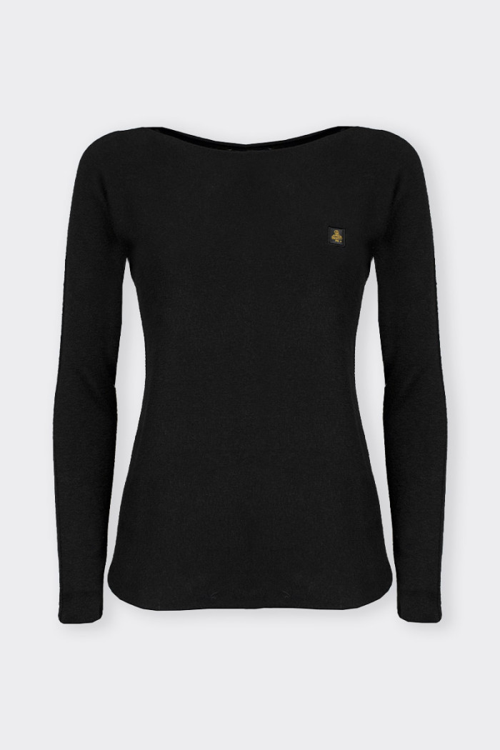 Women’s crew neck sweater made with a raw cut. Warm and soft to the touch. Featuring the logo patch on the front. Soft fit.