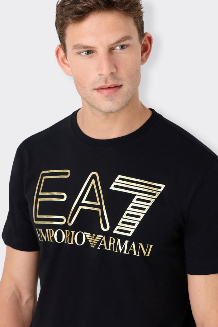 t-shirt Emporio Armani EA7 a maniche corte da uomo realizzata in 100% cotone. Caratterizzata dal maxi logo in contrasto sul fron