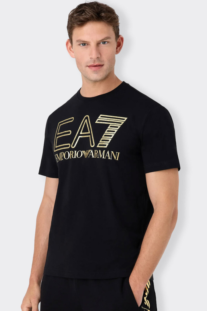 t-shirt Emporio Armani EA7 a maniche corte da uomo realizzata in 100% cotone. Caratterizzata dal maxi logo in contrasto sul fron