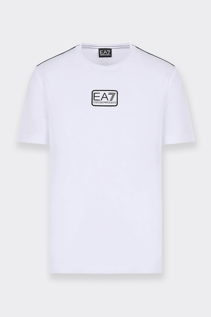 t-shirt Emporio Armani EA7 da uomo a maniche corte a girocollo realizzata in morbido cotone. personalizzato dal logo EA7 stampat