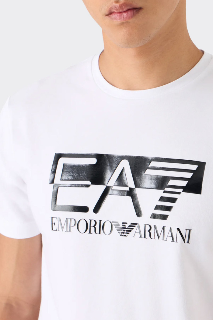 T-shirt Emporio Armani EA7 a maniche corte da uomo a girocollo realizzata in morbido jersey di cotone, dall'attitudine contempor