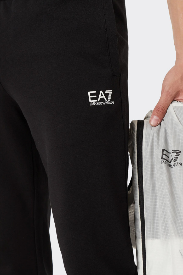 Pantaloni jogger Emporio Armani EA7 da uomo morbidi e leggeri, perfetti per assicurarti il massimo del comfort sia durante gli a