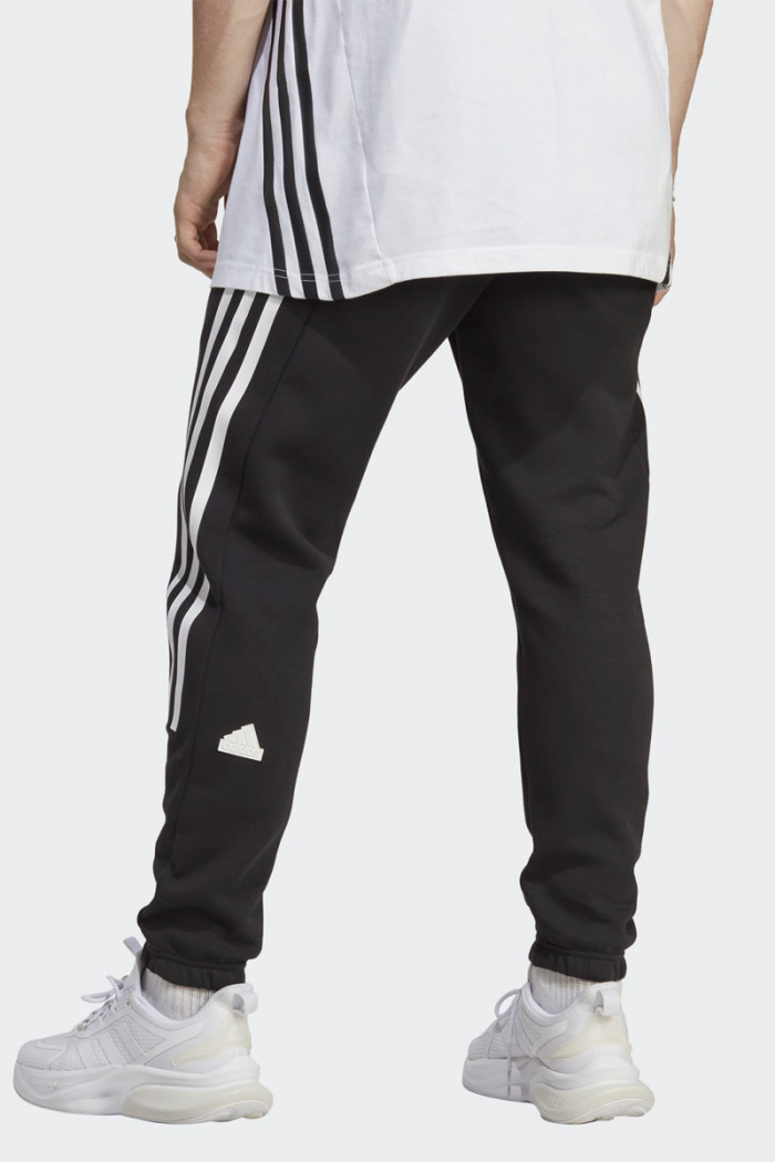 pantaloni Adidas da uomo dalla vestibilità aderente crea un look sportivo, mentre gli orli elastici e il girovita elasticizzato 