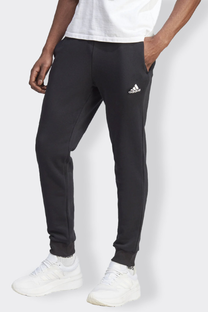 pantalone Adidas sportivo e casual da uomo con coulisse elasticizzata e cordino regolabile. pratiche tache laterali a filetto co