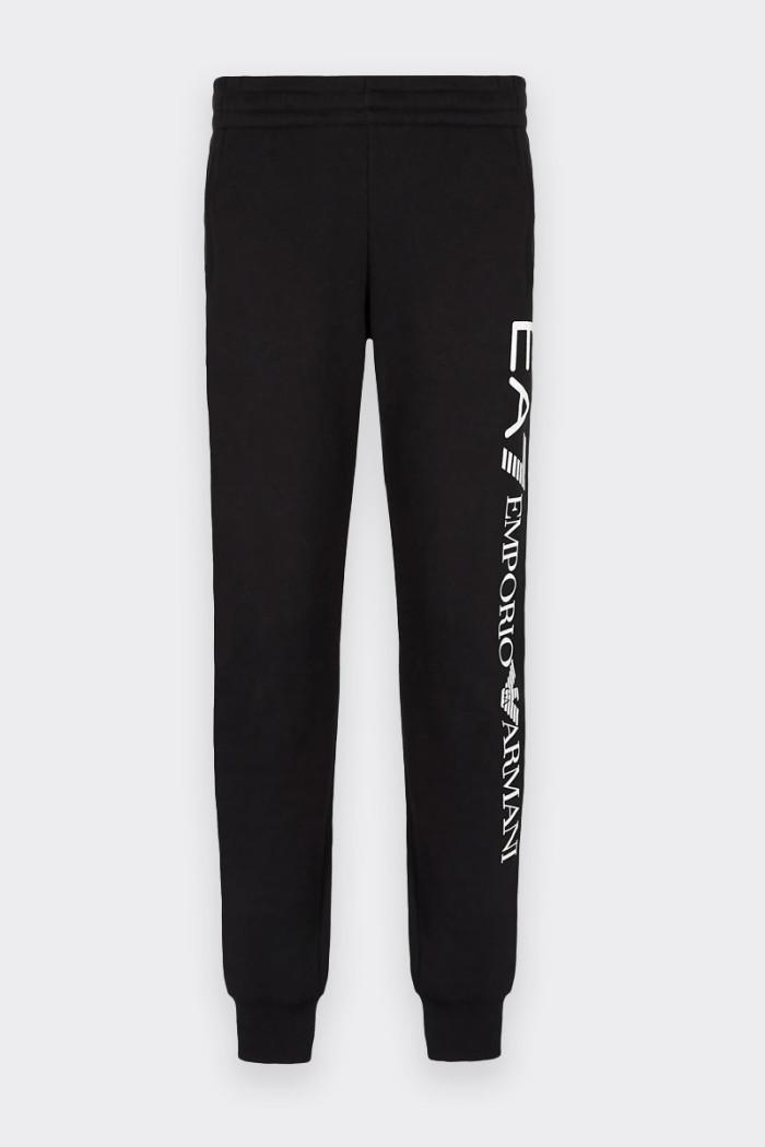 Men's jogger trousers combine comfort and dynamic style to ensure your comfort during sports and relaxation. The jogger model is