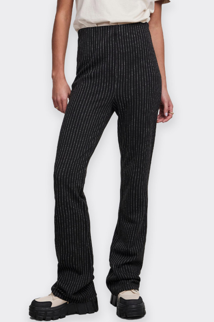Women's high-waisted pinstripe trousers. Elasticated waistband for greater comfort. Ideal for both casual and formal outfits. re
