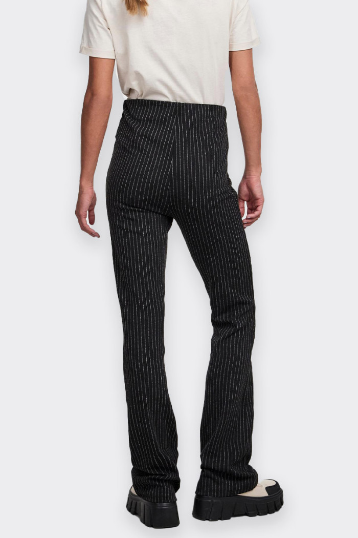 Women's high-waisted pinstripe trousers. Elasticated waistband for greater comfort. Ideal for both casual and formal outfits. re