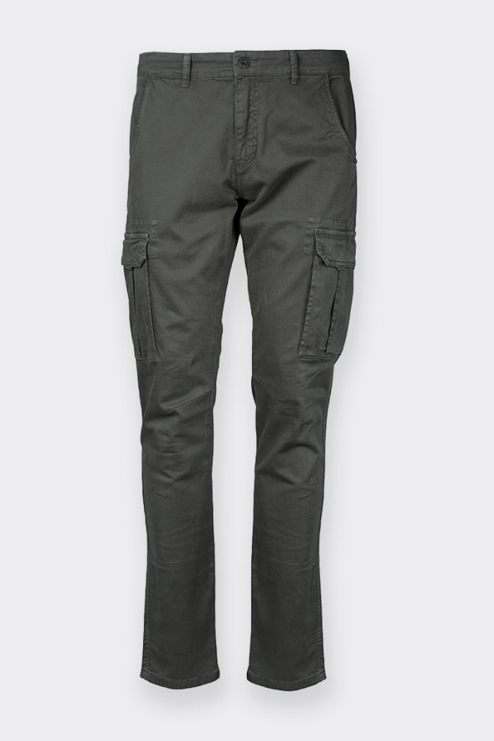 Men’s cargo trousers in stretch cotton. Featuring side pockets with snap buttons. Features belt loops, front and back pockets. Z