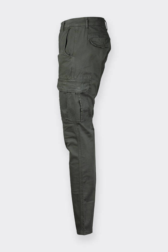 Pantalone cargo da uomo in cotone elasticizzato. Caratterizzato da tasconi laterali con bottoni automatici. Presenta passanti pe