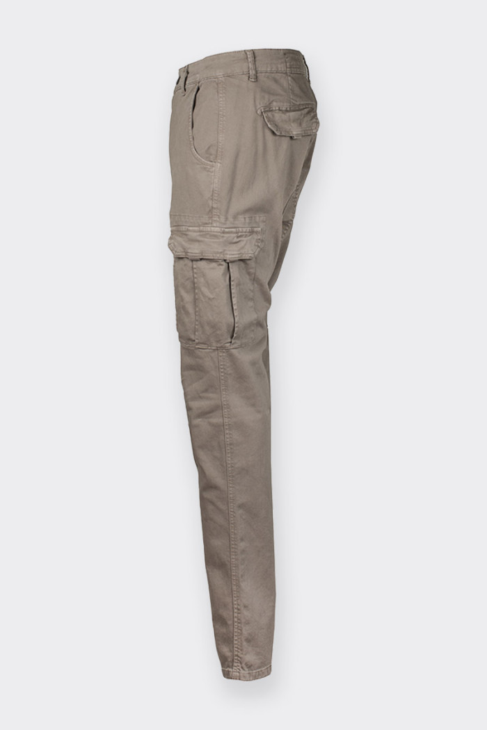 Pantalone cargo da uomo in cotone elasticizzato. Caratterizzato da tasconi laterali con bottoni automatici. Presenta passanti pe