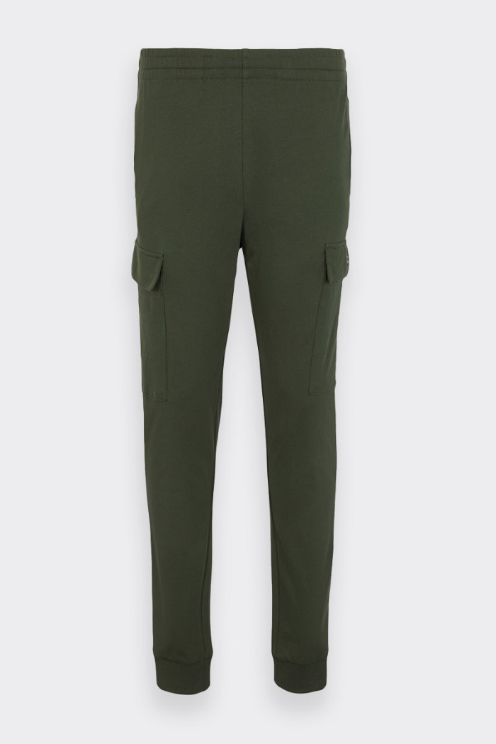 Men's cargo tracksuit trousers made of 100% cotton. Elasticated drawstring waist, iconic side cargo pockets and welt pockets. Ri