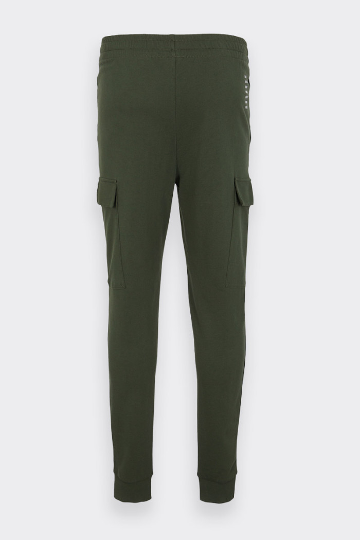 pantaloni tuta Emporio Armani EA7 da uomo cargo realizzati in 100% cotone. Coulisse in vita elasticizzata, iconiche tasche cargo