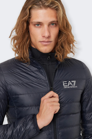 100 gram navy blue men's down filled down jacket with technical fabric to create a warm and versatile garment suitable for sport