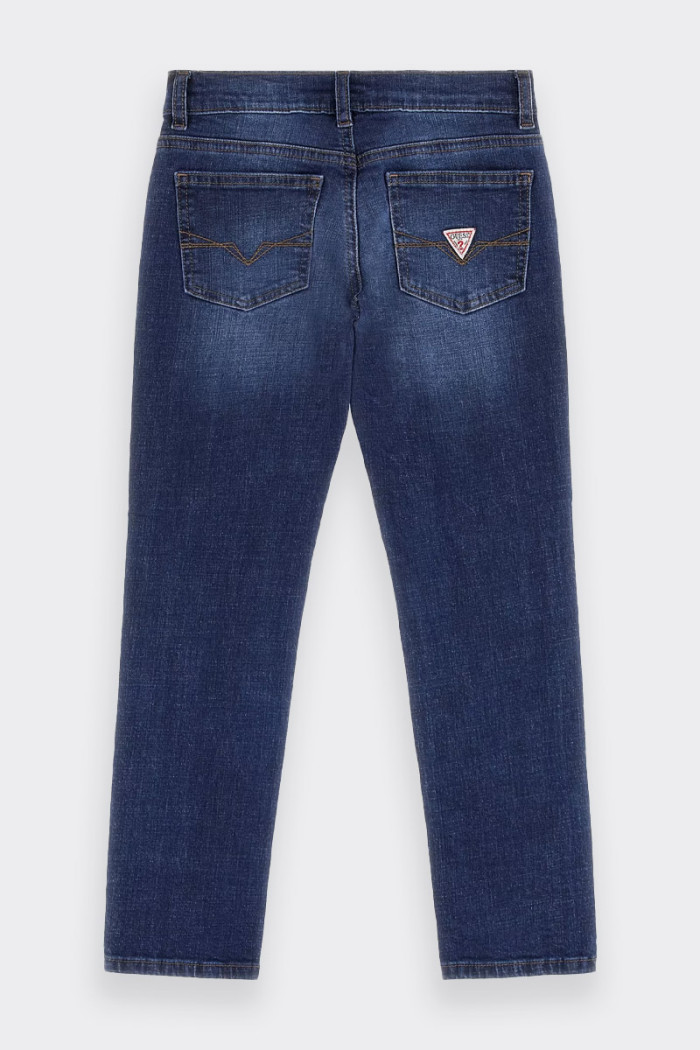 jeans Guess da bambino e ragazzo modello a 5 tasche realizzato in misto cotone. Vita media con gamba a vestibilità slim. Chiusur