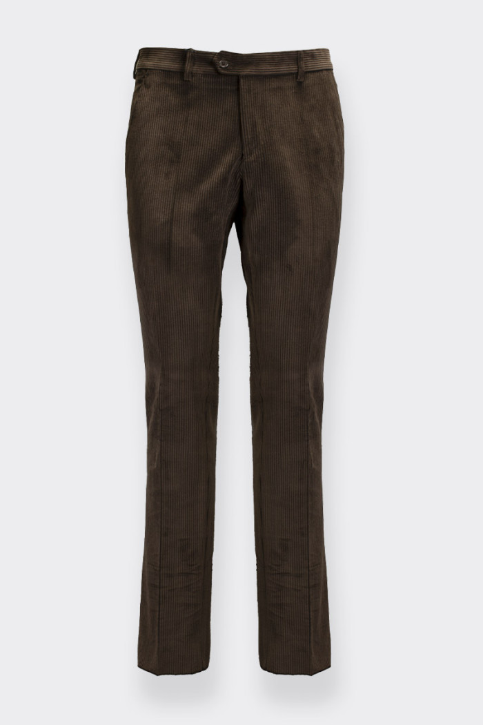 Pantalone da uomo realizzato in velluto elasticizzato. Presenta pratiche tasche laterali e posteriori con bottone. Chiusura fron