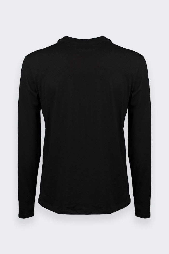 Men’s long-sleeved t-shirt made of 100% cotton. Featuring the iconic breast pocket with logo on the chest. Regular fit. Casual s