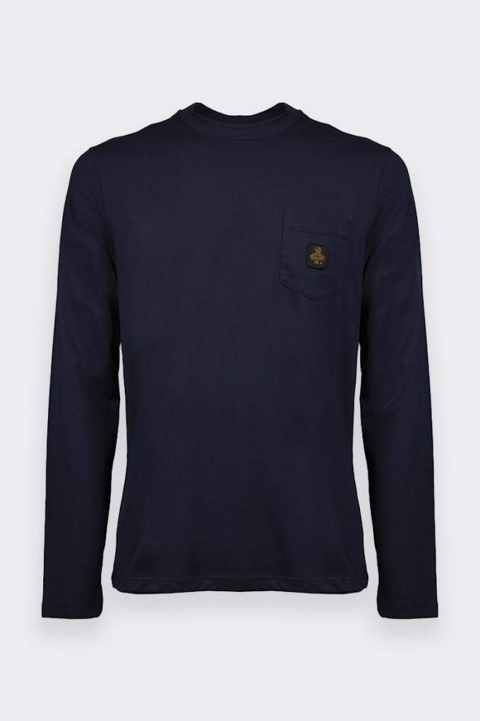 Men’s long-sleeved t-shirt made of 100% cotton. Featuring the iconic breast pocket with logo on the chest. Regular fit. Casual s