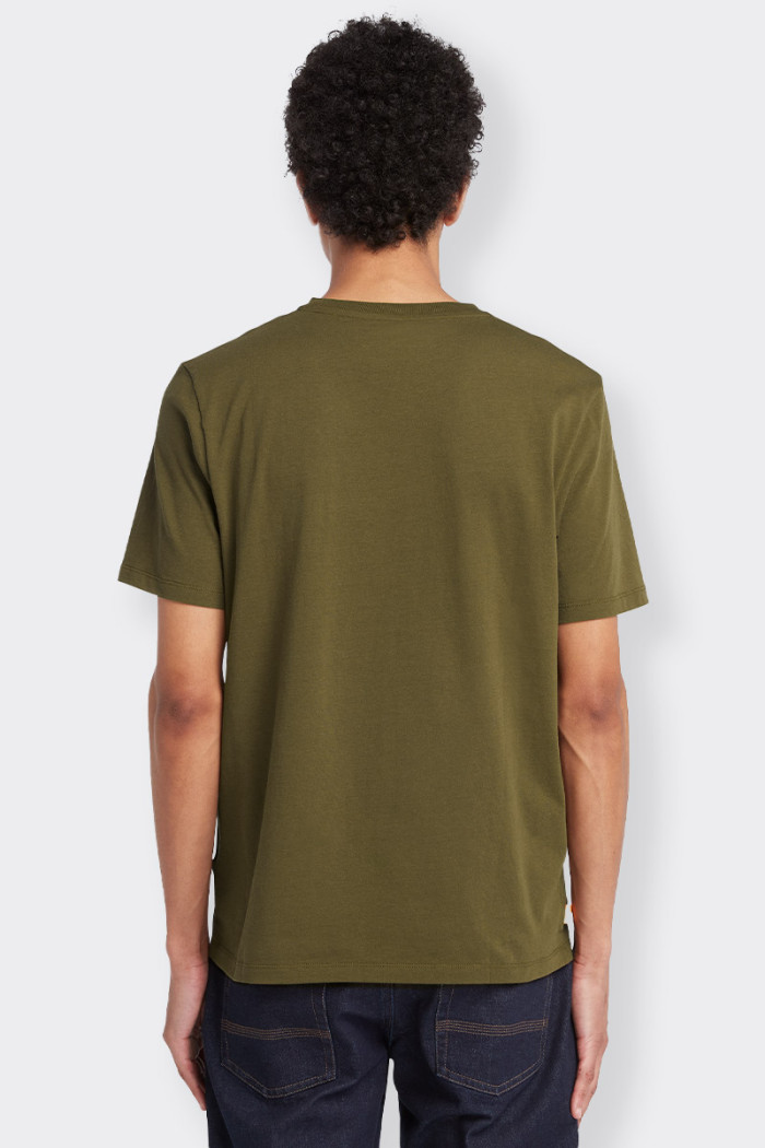t-shirt Timberland a maniche corte da per un look casual e divertente. Presenta il logo Timberland® ad albero stampato sul petto