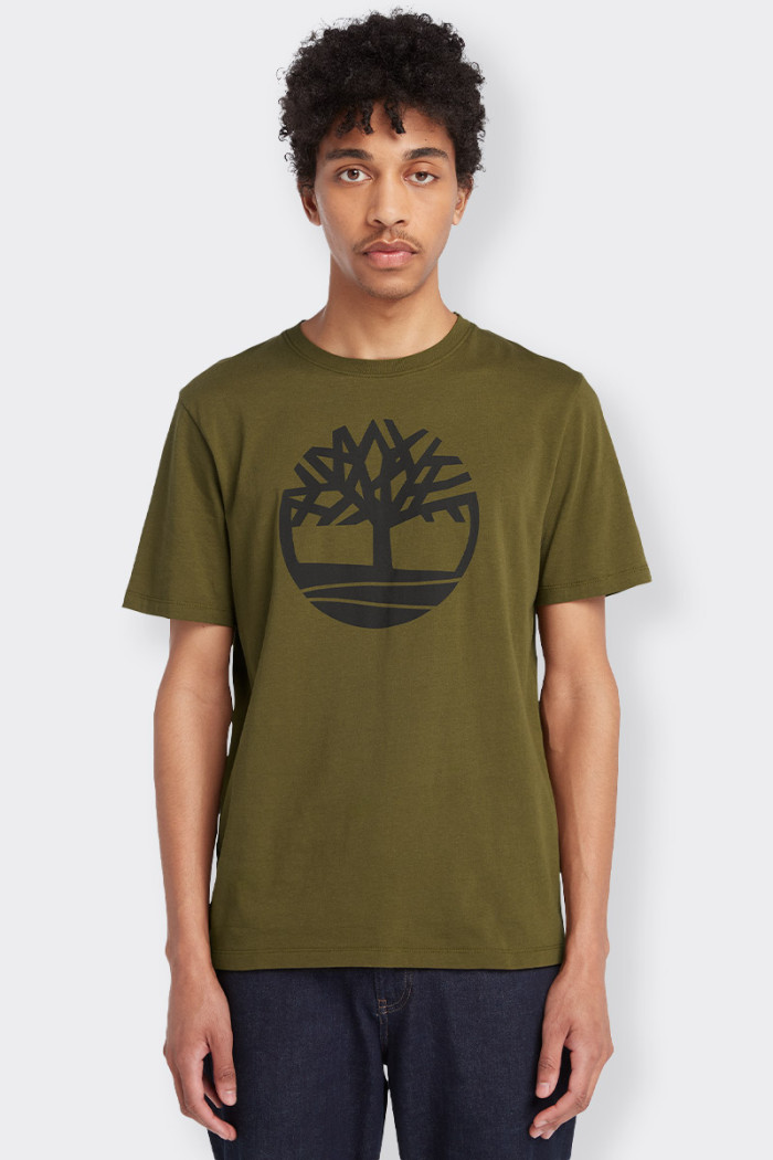 t-shirt Timberland a maniche corte da per un look casual e divertente. Presenta il logo Timberland® ad albero stampato sul petto