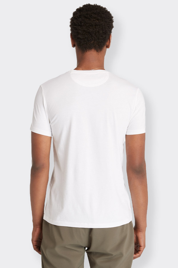 t-shirt Timberland a maniche corte da uomo con logo Timberland® ad albero ricamato aggiunge un classico tocco di colore a questa