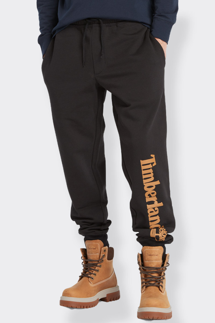 pantaloni Timberland joggers da uomo dalla vestibilità regular presentano coulisse in vita e fondo gamba a coste, mentre il logo