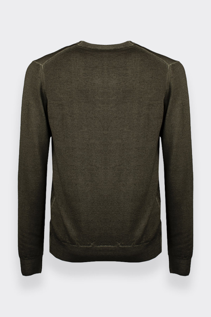 Men’s crew neck sweater made of 100% merino wool. Featuring ribbed cuffs and ends for added comfort. Logo writing in small side.