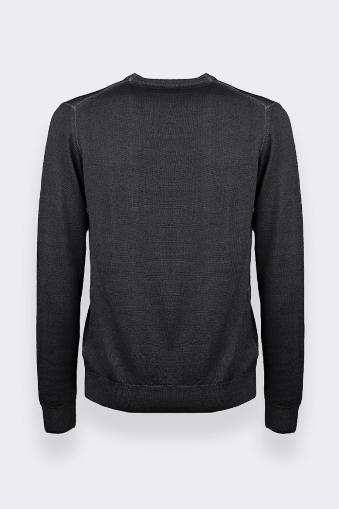 Men’s crew neck sweater made of 100% merino wool. Featuring ribbed cuffs and ends for added comfort. Logo writing in small side.