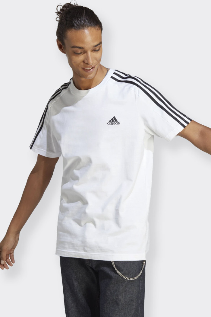 men's short-sleeved t-shirt in 100% cotton jersey with a regular fit and the brand's iconic 3 stripes on the armholes. ideal for