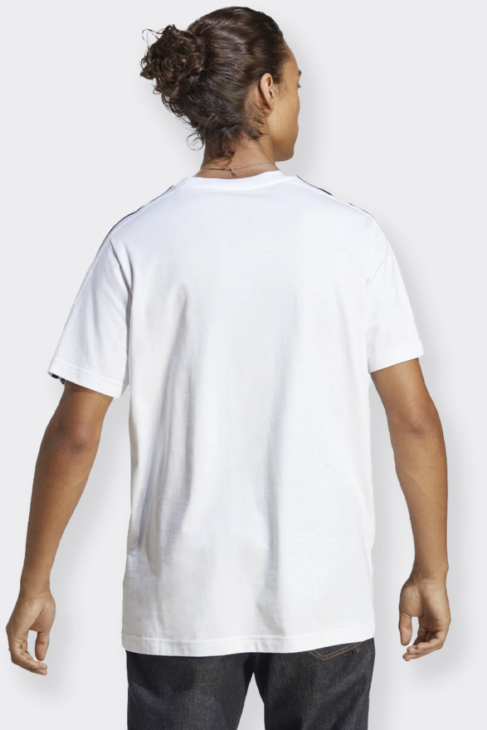 t-shirt Adidas a maniche corte da uomo realizzata in jersey 100% cotone dalla vestibilità regolare e le iconiche 3 striscie del 
