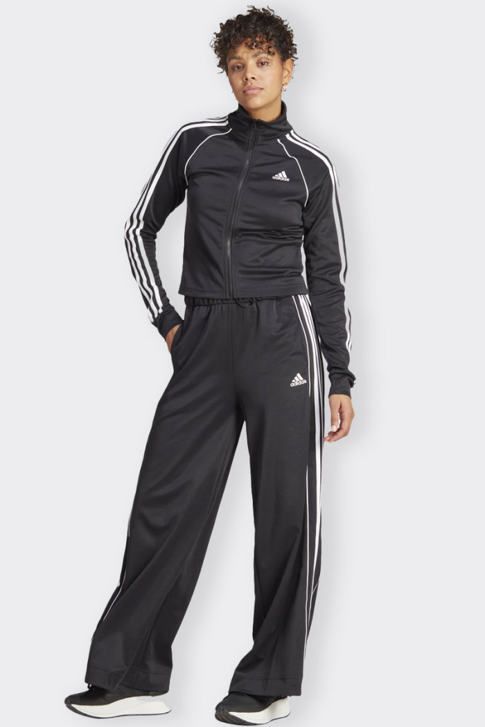 tuta Adidas sportiva da donna con la rivisitazione contemporanea dell'iconica track suit ti permette di mostrare un look impecca