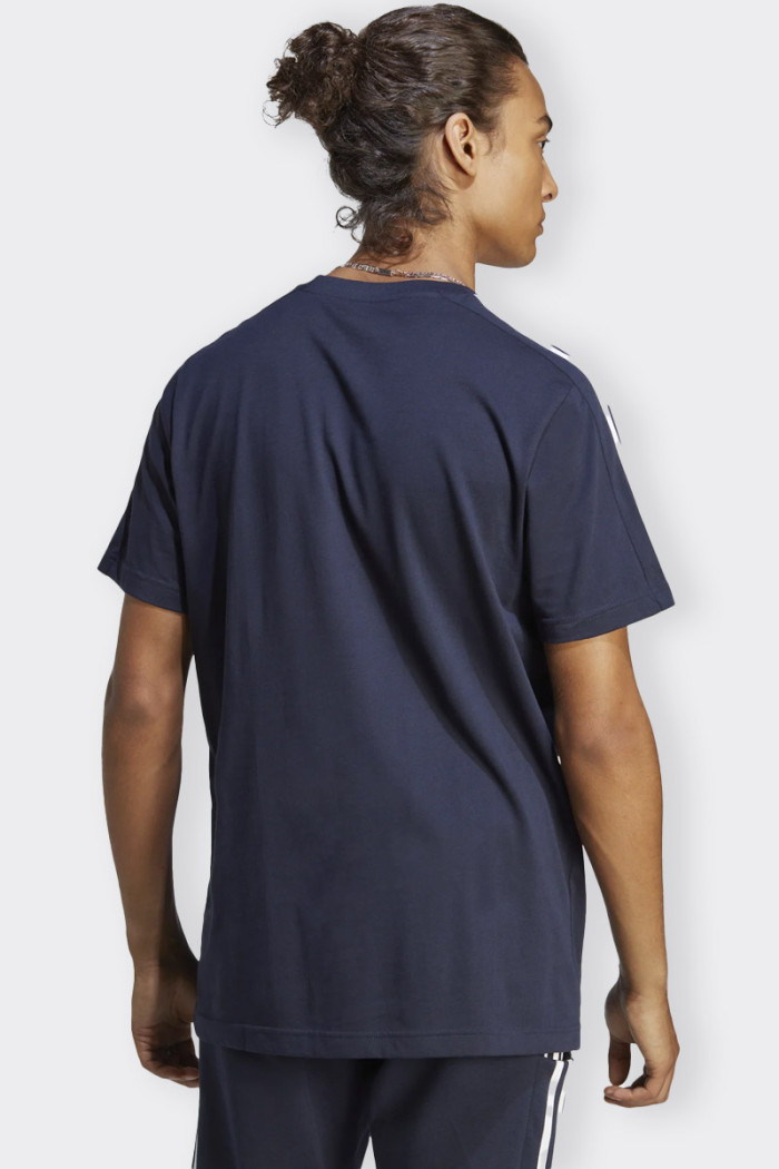 t-shirt a maniche corte da uomo realizzata in morbido jersey 100% cotone. Ideale per i momenti liberi o per gli outfit più casua