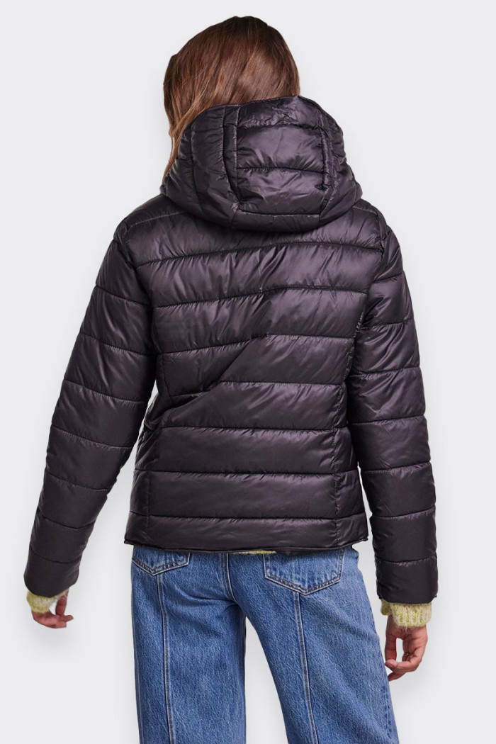 Lightweight women's down jacket with hood. central zip fastening and handy side pockets. Ideal for changing seasons. regular fit