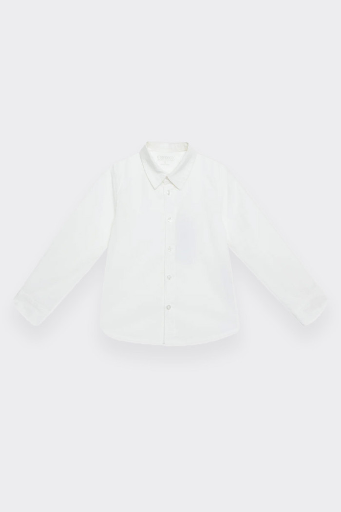 camicia Guess in popelin classica da neonato e bambino realizzata in misto cotone a manica lunga. Chiusura frontale a bottoni e 